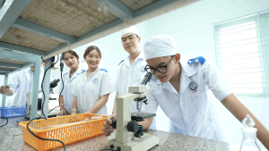 Học từ vựng theo từng nhóm chuyên ngành kết hợp với thực hành và đọc tài liệu tiếng Anh sẽ giúp ghi nhớ kiến thức lâu hơn