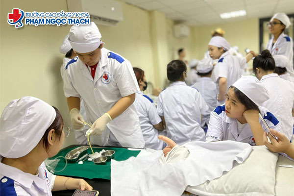 Ngành Điều dưỡng có phải học thực hành nhiều không?