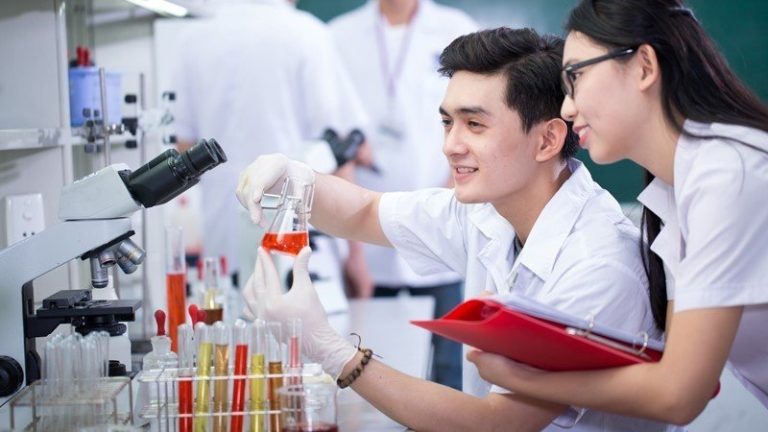 Thi B00 có vào được ngành Xét nghiệm không